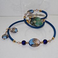 Картинка колье artebaleno betti blue от интернет магазина Прибалтийский трикотаж колье artebaleno betti blue от интернет магазина Прибалтийский трикотаж